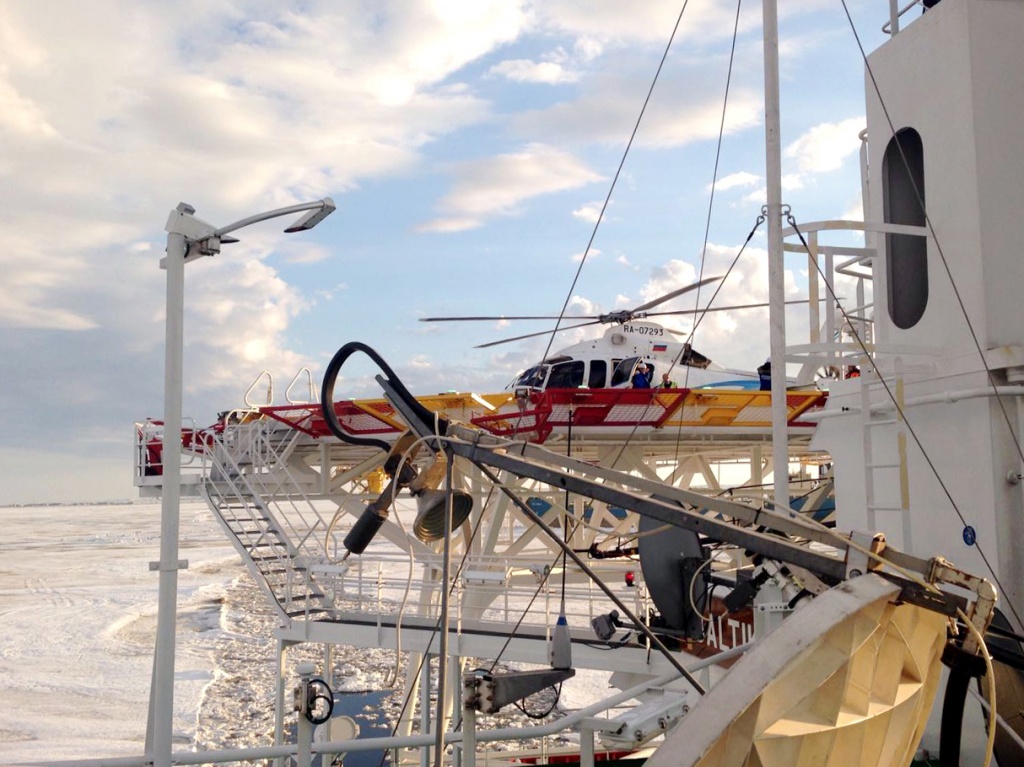 GULF OF OB. THE FIRST PUMPING OIL TO THE TANKER WITH THE OIL TAP 2016