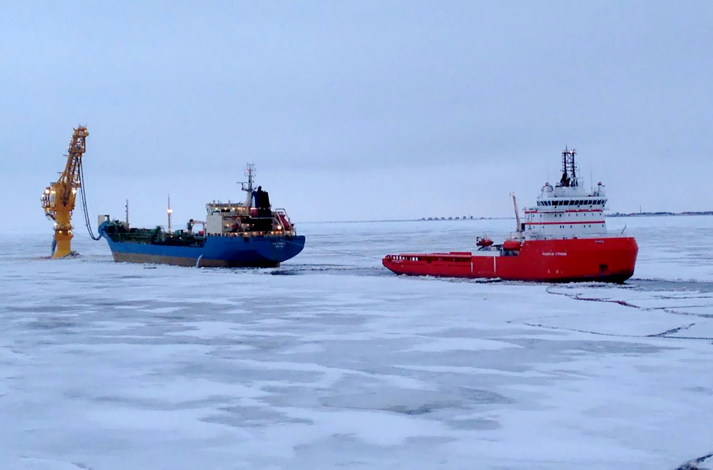GULF OF OB. THE FIRST PUMPING OIL TO THE TANKER WITH THE OIL TAP 2016